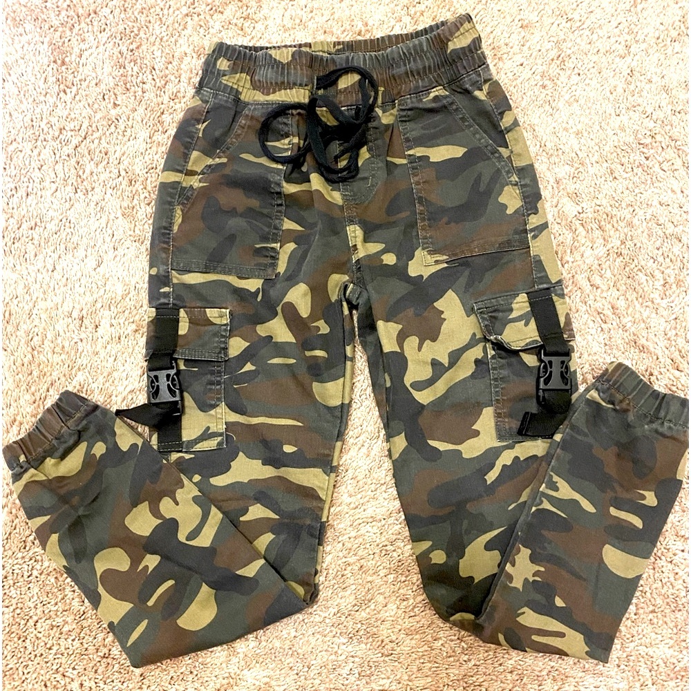 Ladies Camouflage cargo jeans Adjustable waist w/front & back pockets sz 3/4